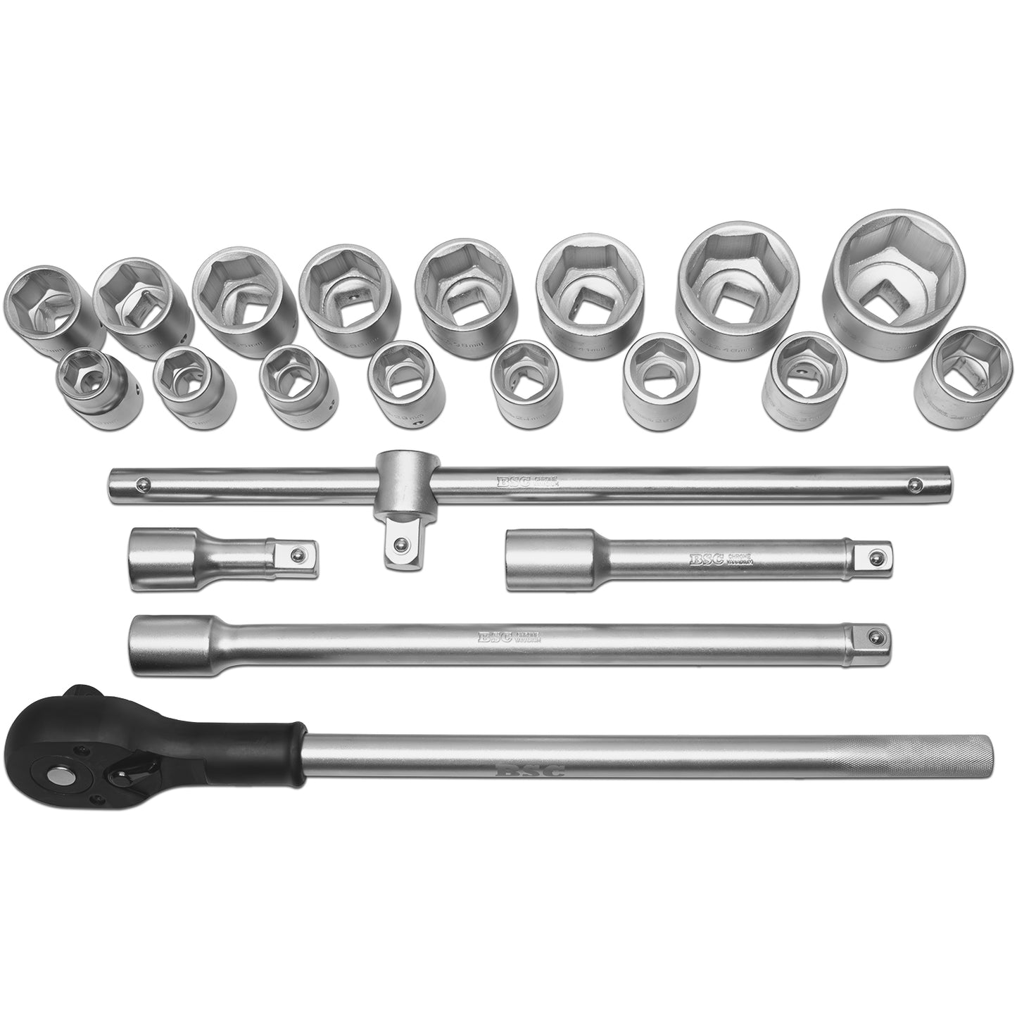 Flach ausgebreitetes Werkzeugset bestehend aus Stecknüssen und Zubehörteilen, vor weißem Hintergrund