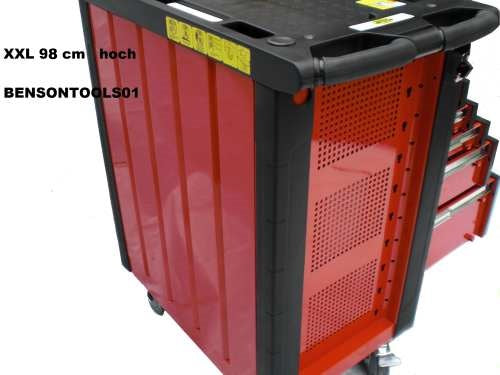 Seitenansicht eines roten XXL-Werkstattwagens mit gelochter Seitenwand und schwarzer Ablage. Text auf dem Bild: 'XXL 98 cm hoch, BENSONTOOLS01