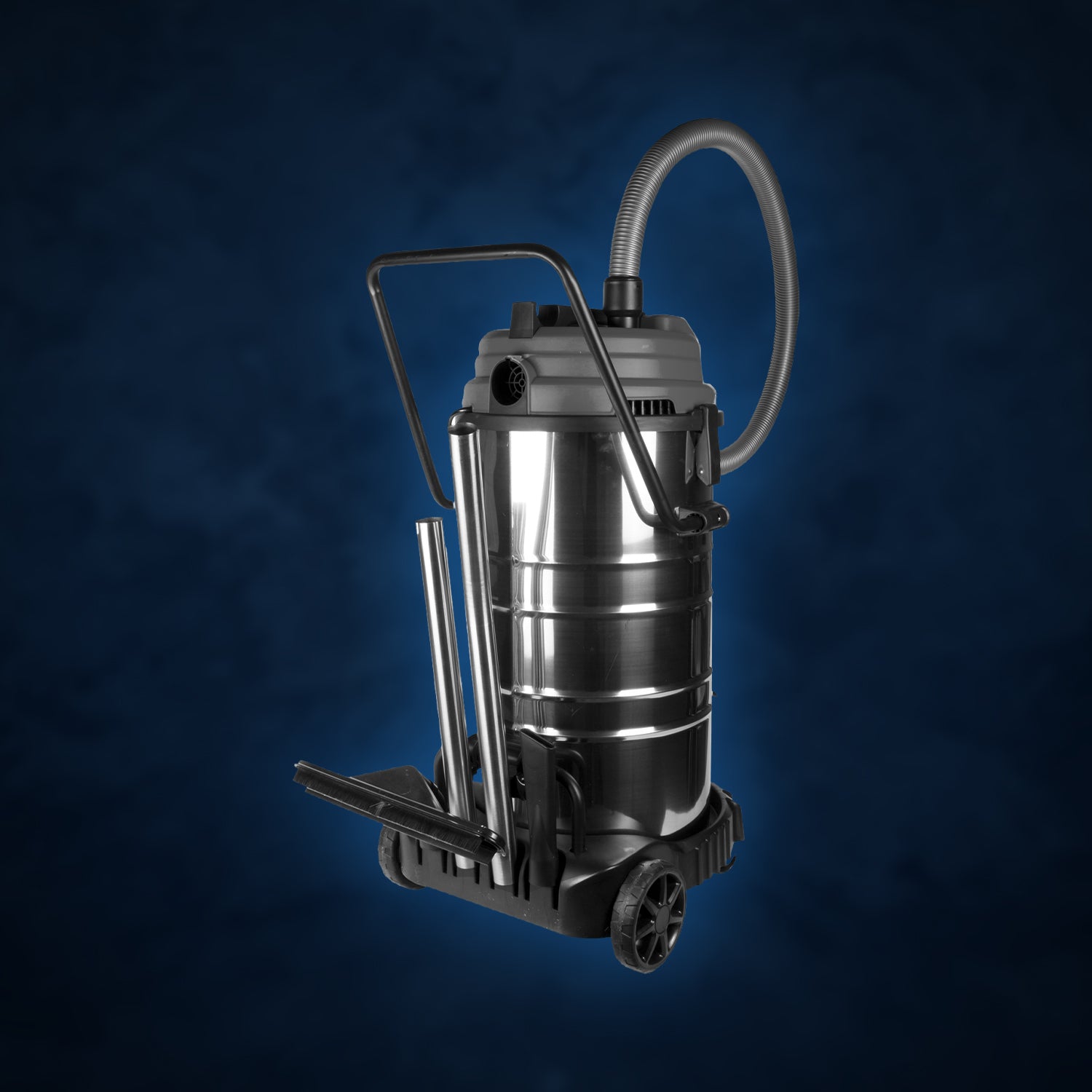 Zylindrischer Nass-/Trockensauger aus glänzendem Metall mit grauem Deckel, flexiblem Schlauch, Metallrohren und einem schwarzen Fahrgestell mit zwei großen Hinterrädern.