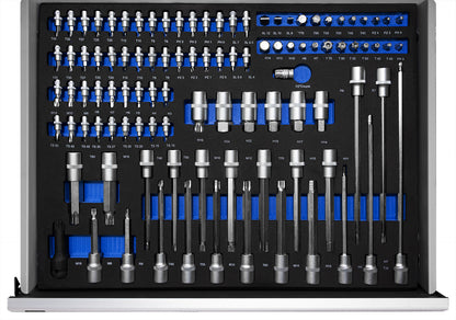  Gut organisierte Schublade mit zahlreichen Stecknüssen, Bit-Einsätzen und speziellen Torx- sowie Inbus-Bits in Schaumstoffeinlage mit blauen Details