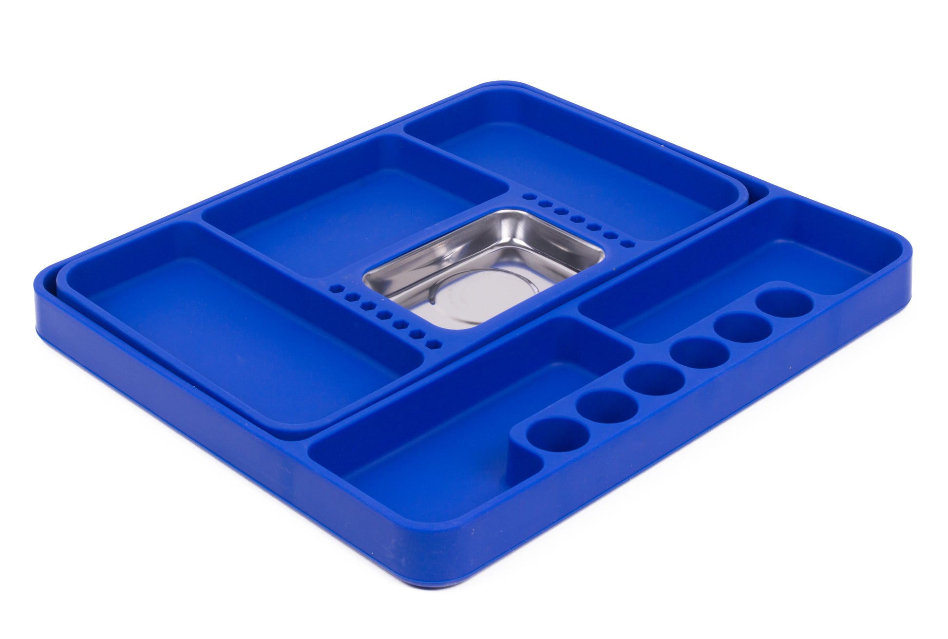 Schräge Ansicht derselben blauen Silikon-Werkzeugmatte mit Magnetfach und diversen Fächern.