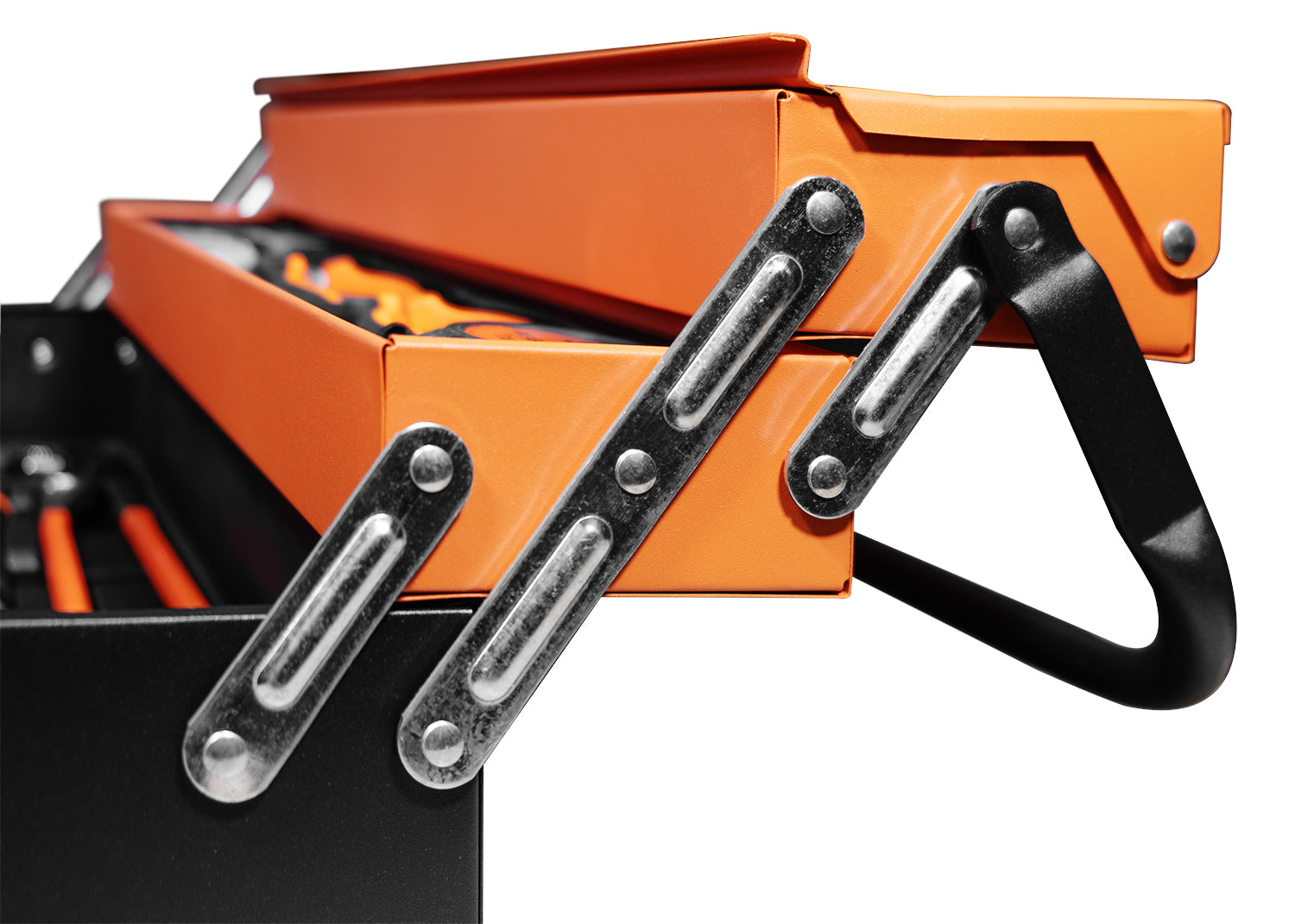 Detailansicht der Klappmechanik eines orangefarbenen Werkzeugkoffers mit Griff