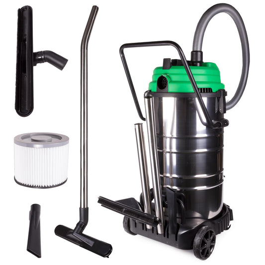 Industriesauger mit grünem Deckel, großem Edelstahlbehälter und Rädern. Grauer Saugschlauch oben angeschlossen. Rundherum Zubehör: zwei Metallrohre, Bodenaufsatz mit Rohr, Fugendüse und weißer HEPA-Filter mit grauem Rand