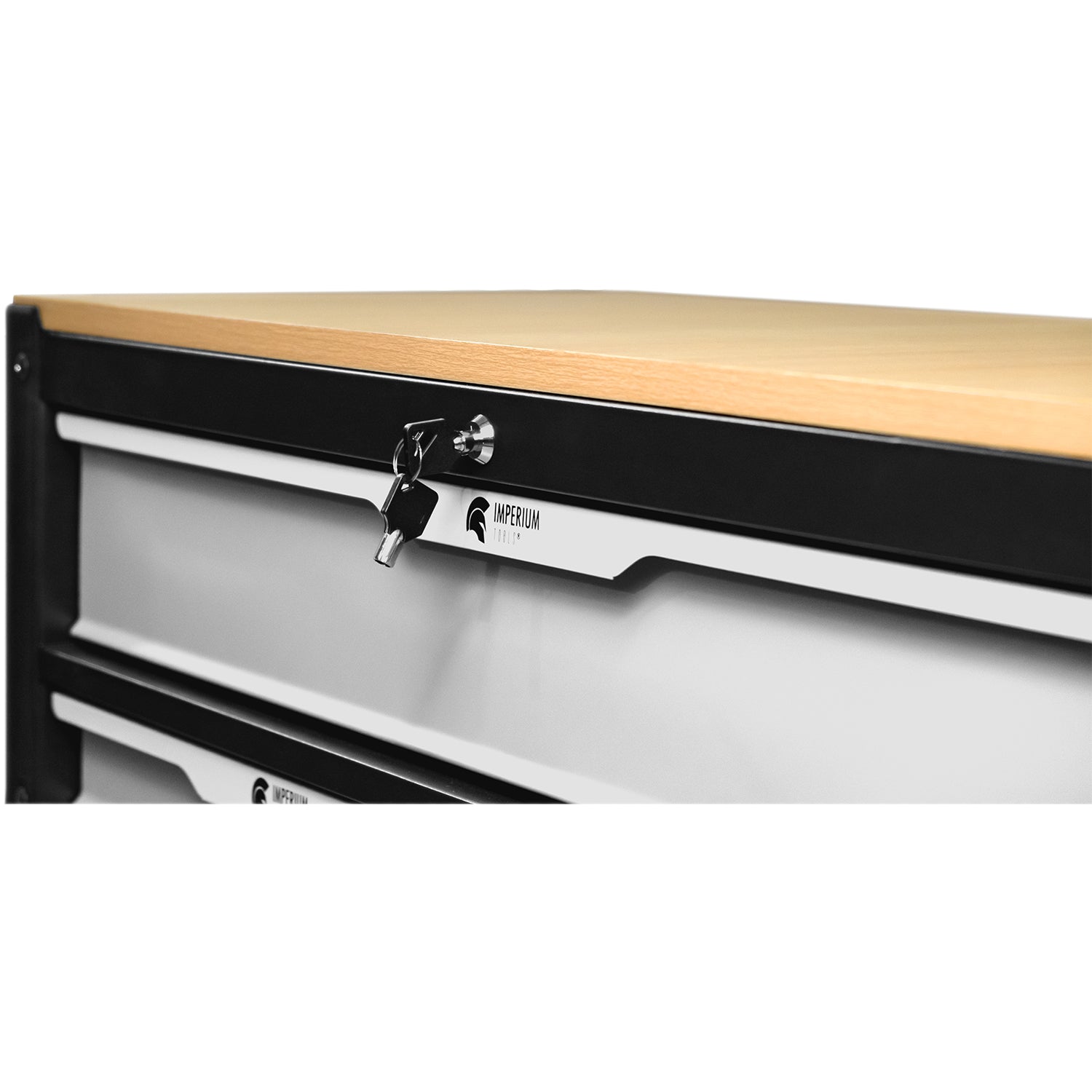 Nahaufnahme eines verschlossenen Werkstattwagens mit Schlüssel im Schloss und Holzarbeitsplatte.