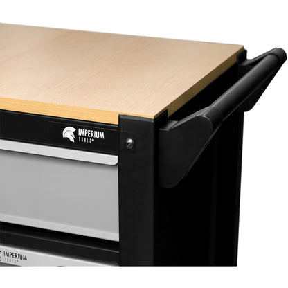 Detailansicht der Holzarbeitsplatte und des seitlichen Griffs eines Werkstattwagens von Imperium Tools