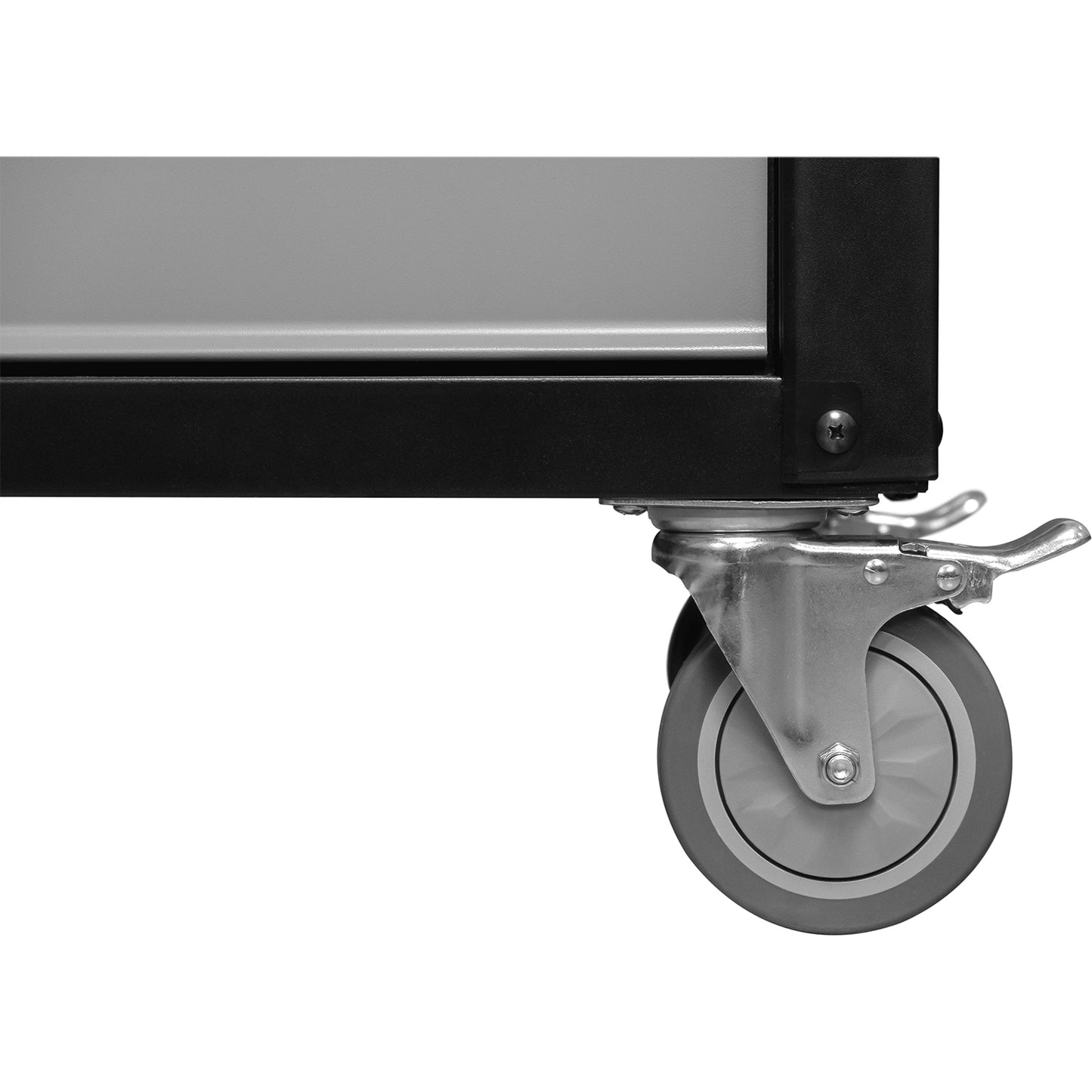 Nahaufnahme eines drehbaren Industrie-Rads mit Feststellbremse an einem Werkstattwagen