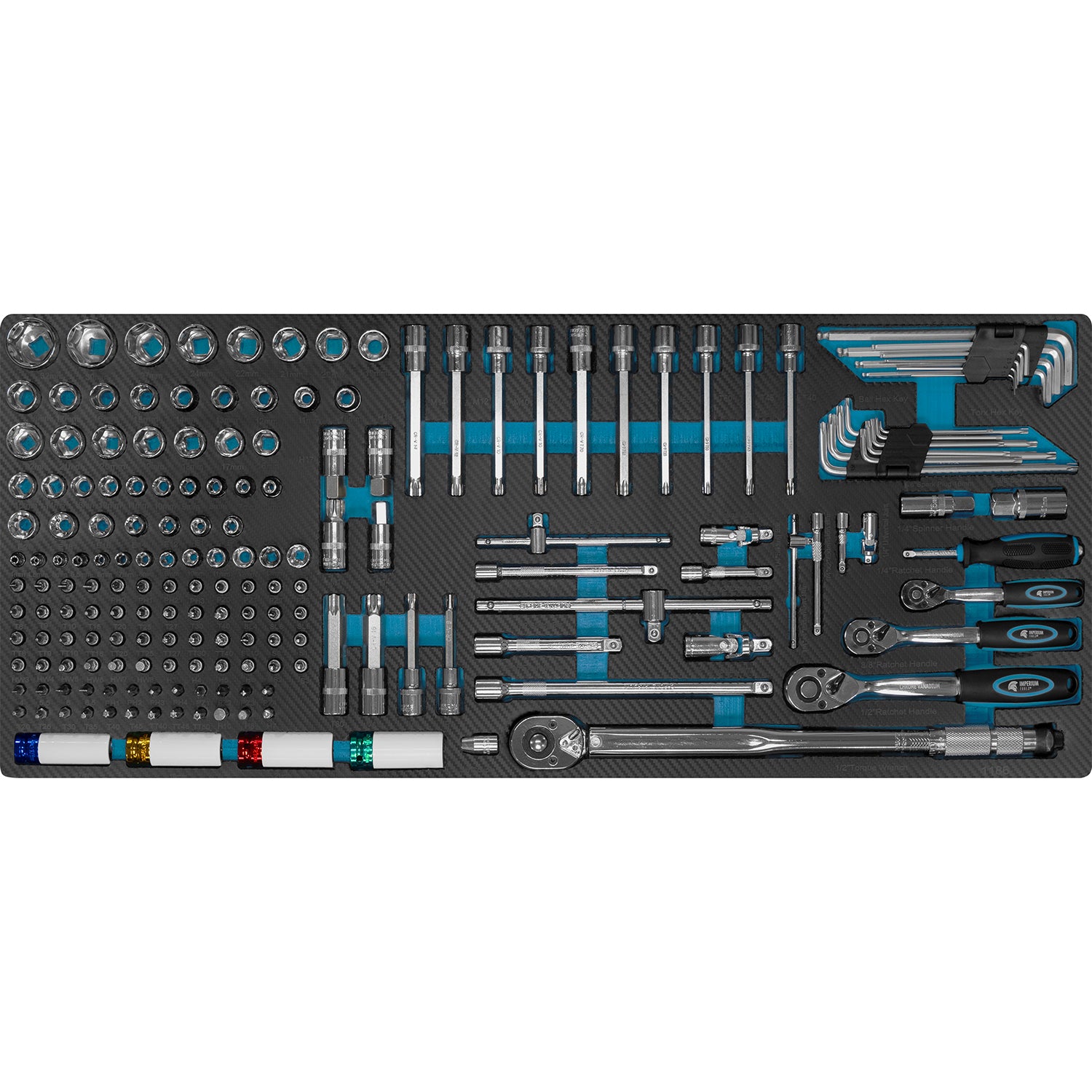 Umfangreiches Steckschlüssel- und Werkzeugset in passgenauer Schaumstoffeinlage, ordentlich sortiert und farblich markiert