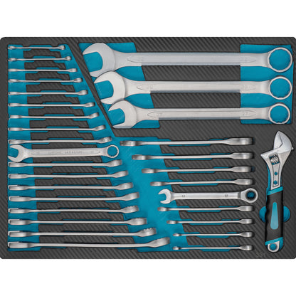 Sortiertes Ring- und Maulschlüssel-Set inklusive verstellbarem Schraubenschlüssel, in passgenauer Schaumstoffeinlage eingelegt