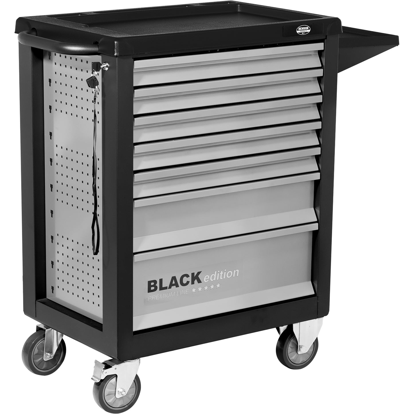 Vorderansicht eines geschlossenen Werkstattwagens der BLACK edition mit 7 Schubladen, silbergrauer Front, schwarzem Rahmen, seitlicher Lochwand mit Schlüssel und Schloss sowie seitlich eingehakter Papierrollenhalterung. Der Wagen steht auf vier Rollen, zwei davon sind lenkbar