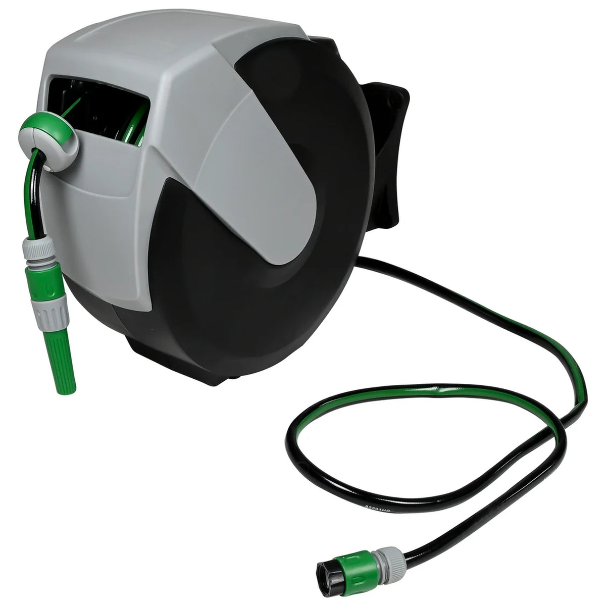 Automatische Gartenschlauchtrommel mit rundem schwarz-grauem Gehäuse, grünem Stopper, grün-schwarzem Schlauch, grün-grauer Spritzdüse und Schlauchanschluss am Ende des ausgelegten Schlauchs.