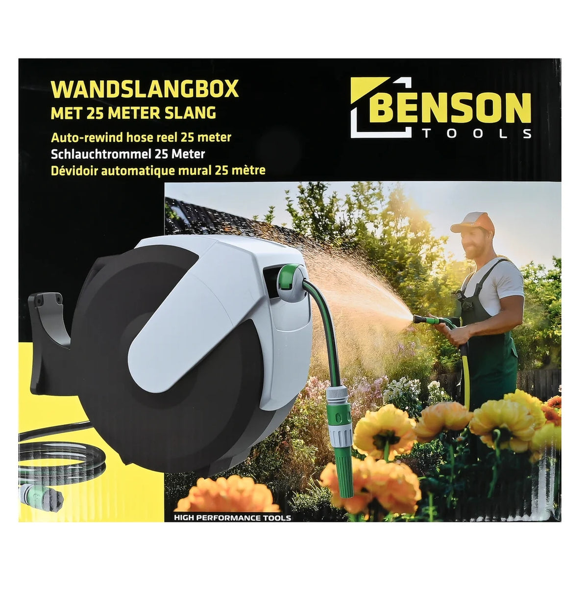 Schwarze Produktverpackung einer Gartenschlauchtrommel mit der Aufschrift „BENSON TOOLS“ und „Schlauchtrommel 25 Meter“, einer grau-schwarzen Schlauchbox und einem Mann, der im Garten Pflanzen bewässer