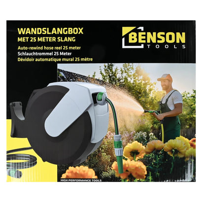 Schwarze Produktverpackung einer Gartenschlauchtrommel mit der Aufschrift „BENSON TOOLS“ und „Schlauchtrommel 25 Meter“, einer grau-schwarzen Schlauchbox und einem Mann, der im Garten Pflanzen bewässer