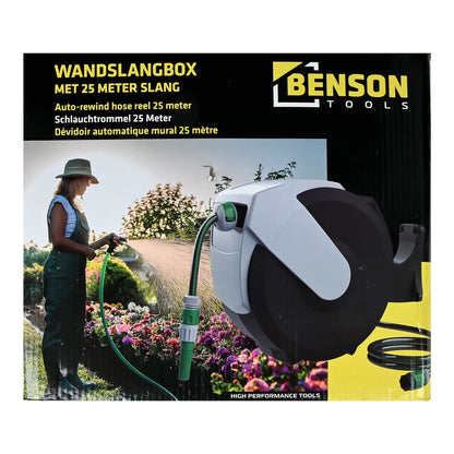 Schwarze Produktverpackung einer Gartenschlauchtrommel mit der Aufschrift „BENSON TOOLS“ und „Schlauchtrommel 25 Meter“, einer grau-schwarzen Schlauchbox und einer Frau, die mit einem Gartenschlauch Blumen bewässert.