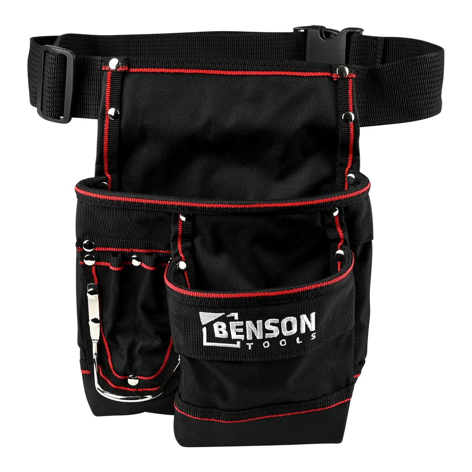Schwarze Werkzeuggürteltasche mit roter Naht und verstellbarem Gurt, mehreren Fächern und silberner Hammerschlaufe, vorn mit „Benson Tools“-Logo.