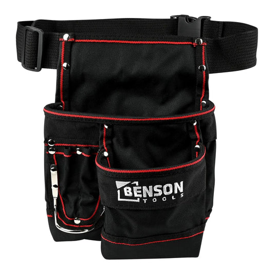 Schwarze Werkzeuggürteltasche mit roter Naht und verstellbarem Gurt, mehreren Fächern und silberner Hammerschlaufe, vorn mit „Benson Tools“-Logo.