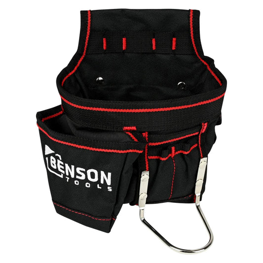 Schwarze Werkzeuggürteltasche mit roter Naht, vorderer Aufdruck „Benson Tools“, mehreren kleinen Fächern und silberner Hammerschlaufe unten.