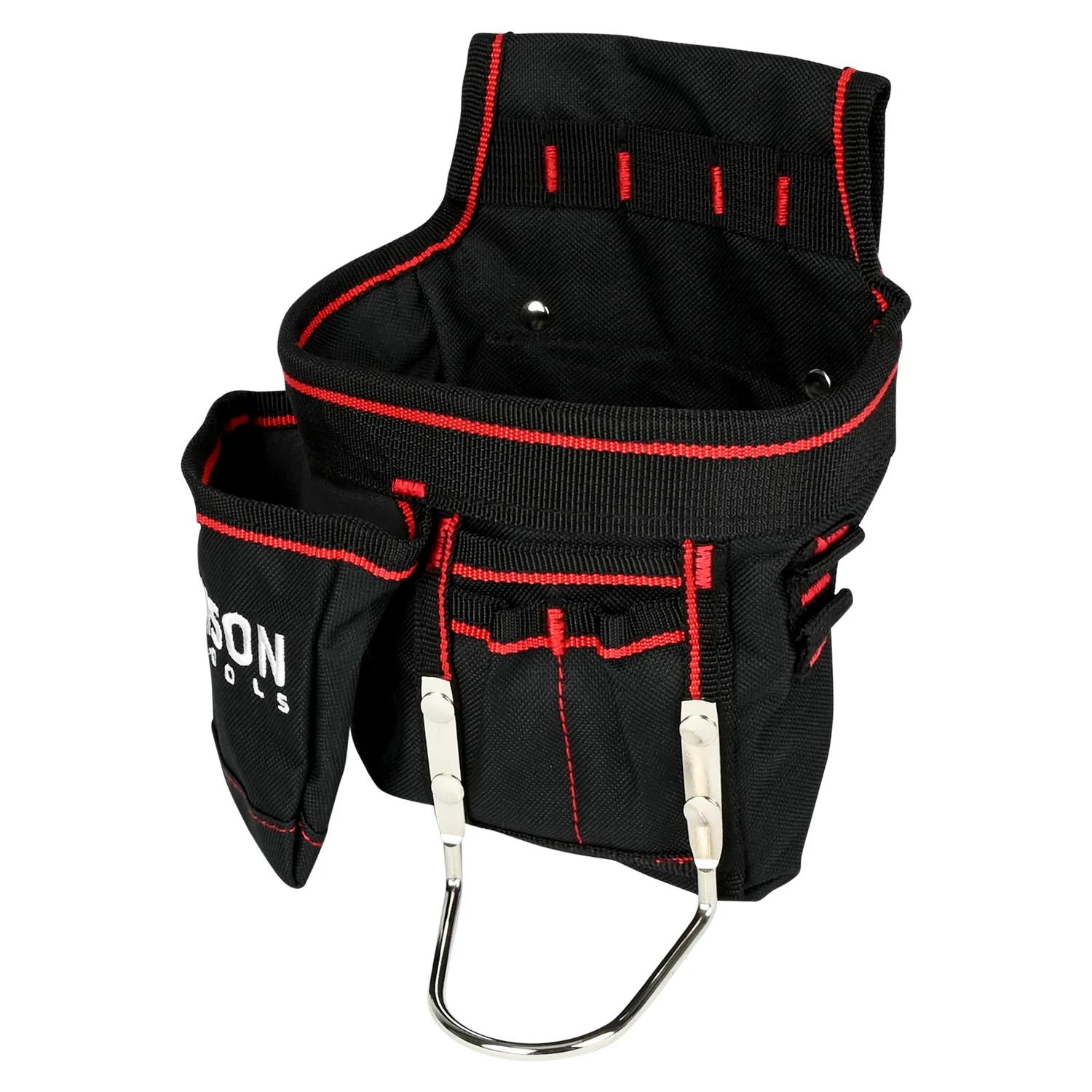 Seitlich aufgenommene Werkzeuggürteltasche mit mehreren Fächern und roter Ziernaht, unten eine silberne Halterung für Hammer oder Werkzeug.