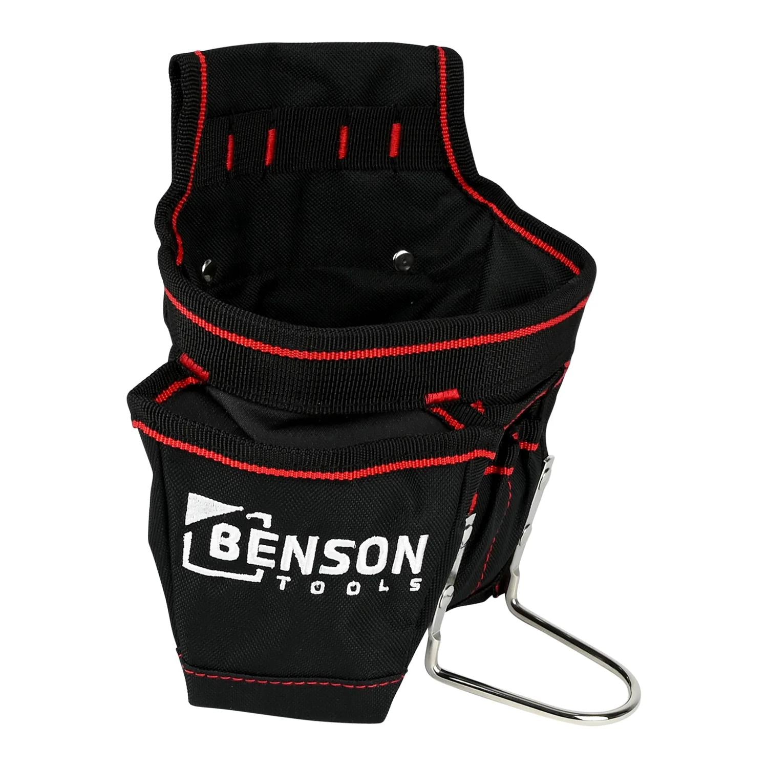 Werkzeuggürteltasche in leicht seitlicher Frontansicht mit aufgesticktem „Benson Tools“-Logo, roten Nähten und Metallbügel zur Werkzeugaufnahme.