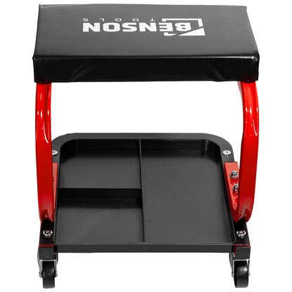 Werkstatthocker in Rückansicht, mit rotem Metallrahmen, schwarzer Sitzfläche und rechteckigem Ablagefach mit Trenneinsatz auf Rollen.