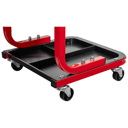 Unterer Bereich des Werkstatthockers mit rotem Rahmen, schwarzem Ablagefach und vier drehbaren Rollen, Nahaufnahme der Befestigung.