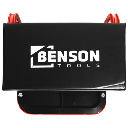 Obere Ansicht des Werkstatthockers mit schwarzer Sitzfläche und weißem „BENSON TOOLS“-Logo in der Mitte.
