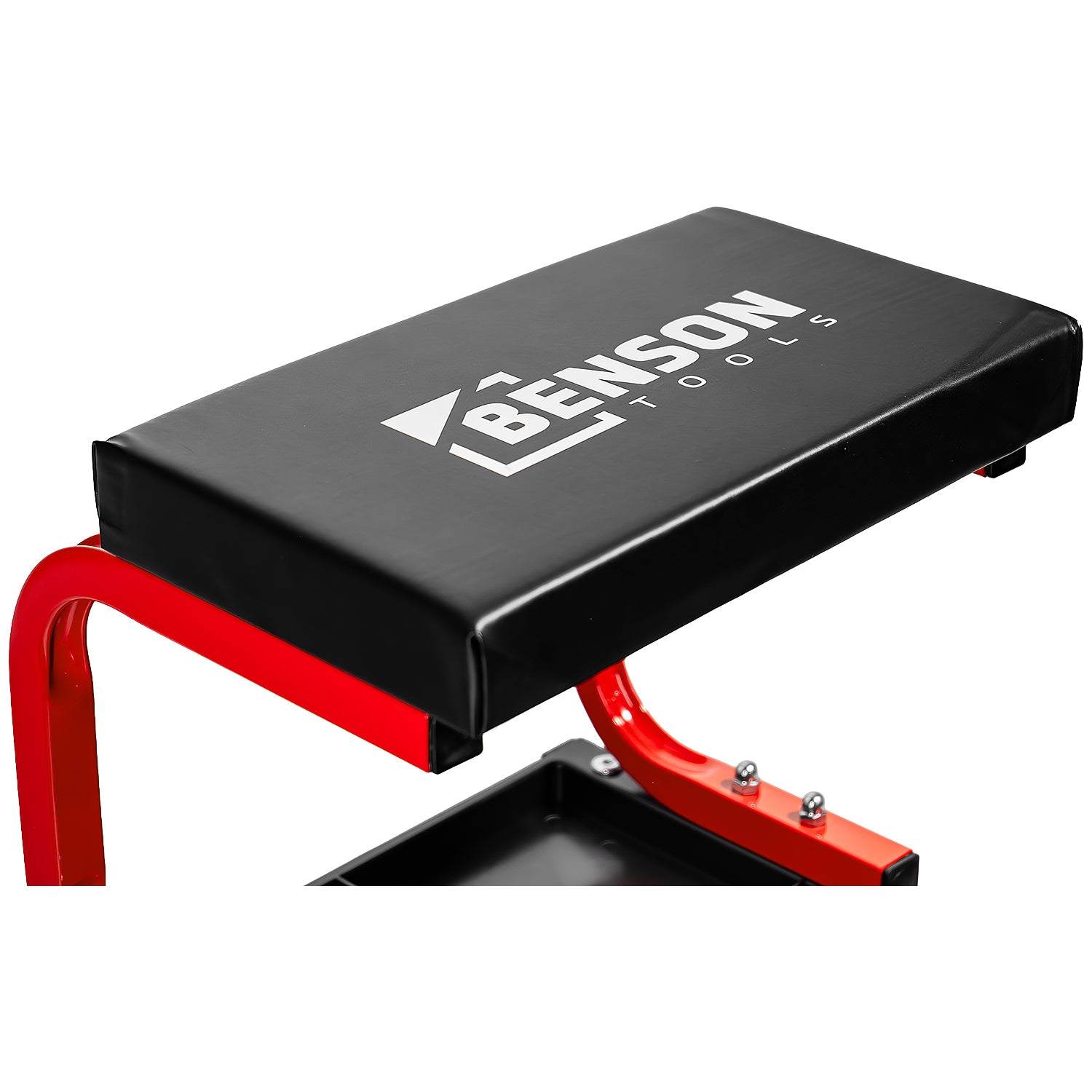 Obere Nahaufnahme des gepolsterten Sitzes des Werkstatthockers mit schwarzem Bezug und weißem „BENSON TOOLS“-Logo auf rotem Metallrahmen.